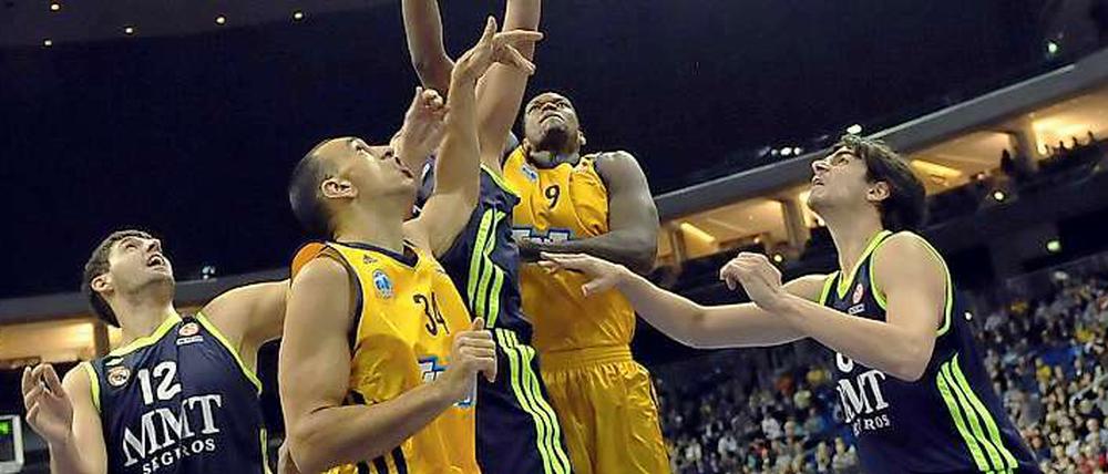 Gedränge unterm Korb. Madrids Nikola Mirotic (von links nach rechts), Albas Yassin Idbihi, Madrids Rafael Hettsheimer, Berlins Deon Thompson und Madrids Carlos Suarez kämpfen um den Ball.