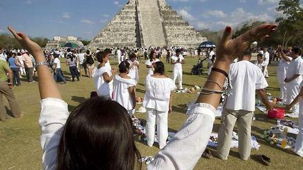 Ein Foto, das genau heute vor einem Jahr entstand: Nachfahren der Maya zelebrieren am 21. Dezember 2011 an der Pyramide in Chichén Itzá das neue Jahr nach dem Mayakalender. Das Jahr 2012 hat weltweit Aufsehen erregt, weil die Mayas vor Tausenden von Jahren angeblich den Weltuntergang prophezeit haben. Tatsächlich endet laut dem Maya-Kalender eine Ära und es beginnt eine neue. 