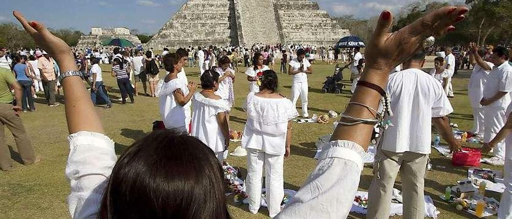 Ein Foto, das genau heute vor einem Jahr entstand: Nachfahren der Maya zelebrieren am 21. Dezember 2011 an der Pyramide in Chichén Itzá das neue Jahr nach dem Mayakalender. Das Jahr 2012 hat weltweit Aufsehen erregt, weil die Mayas vor Tausenden von Jahren angeblich den Weltuntergang prophezeit haben. Tatsächlich endet laut dem Maya-Kalender eine Ära und es beginnt eine neue. 