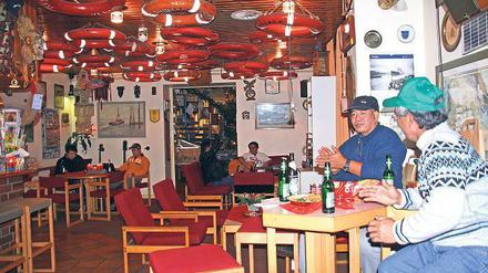 Unverkennbar – Seemannsheim. Das Hamburger „Duckdalben“ ist mit Rettungsringen dekoriert, symbolisch für den Halt, den die Männer hier fern der Heimat finden. 