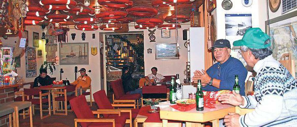 Unverkennbar – Seemannsheim. Das Hamburger „Duckdalben“ ist mit Rettungsringen dekoriert, symbolisch für den Halt, den die Männer hier fern der Heimat finden.
