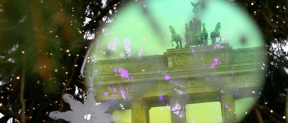 Der Christbaum am Pariser Platz ist ein traditionelles Geschenk der norwegischen Botschaft. Und auch unser Weihnachtsrätsel ist schon Tradition.