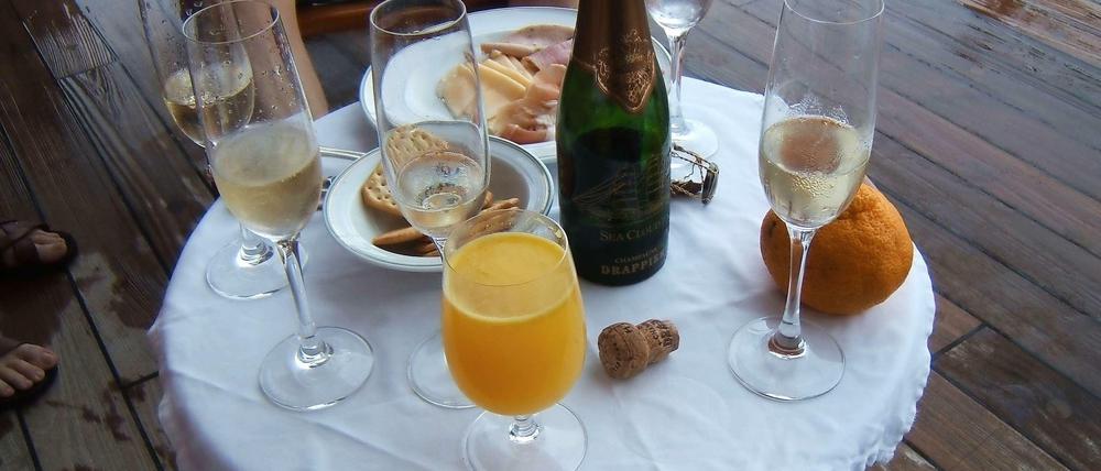Die erste Flasche Champus ist schnell geköpft.