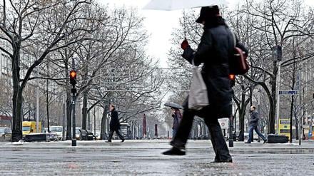 Aufgepasst: Es wird glatt auf Berlins Straßen und Gehwegen. Am Wochenende soll es aber milder werden.