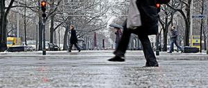 Aufgepasst: Es wird glatt auf Berlins Straßen und Gehwegen. Am Wochenende soll es aber milder werden.