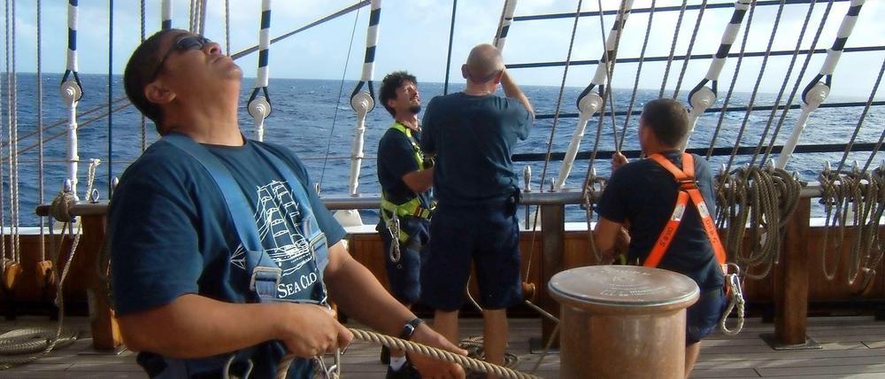 Alles Gute hat sein Ende. Nach 5359 Kilometern Atlantikfahrt holt die Crew die Segel ein.