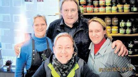 In der neuen Heimat. In Néchin ließ sich Depardieu mit den Angestellten der örtlichen Metzgerei fotografieren. Das Bild ist eine Handyaufnahme einer Kundin. 