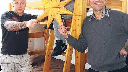 Neubeginn. Manfred Zier, Leiter der Übergangseinrichtung des Drogentherapiezentrums Friedrichshain, mit den Bewohnern Daniel K. (links) und Daniel T. 