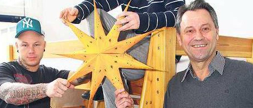 Neubeginn. Manfred Zier, Leiter der Übergangseinrichtung des Drogentherapiezentrums Friedrichshain, mit den Bewohnern Daniel K. (links) und Daniel T. 