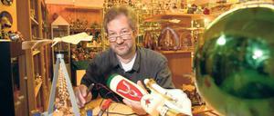 Pyramidenklinik. 4500 Erzgebirgsartikel bietet Günter Münzberg in seinem Laden in Spandau an. Aber er repariert auch verunfallten Weihnachtsstubenschmuck. 