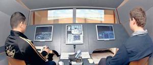 Neuntklässler der Alfred-Nobel-Schule im Cockpit des Flugsimulators.