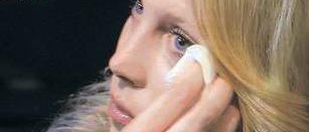 Mel Greig weint im Interview. Foto: AFP