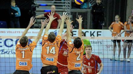 Kein durchkommen: In den Finalspielen der letzten Saison wurde Haching zwei Mal mit 3:0 aus der Sömmeringhalle gefegt.