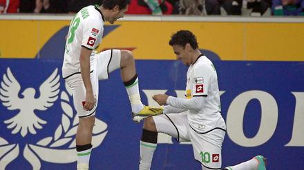 Ehre, wem Ehre gebührt. Juan Arango lässt sich von seinem Kollegen Igor de Camargo den Schuh putzen.