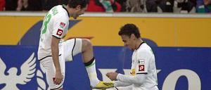 Ehre, wem Ehre gebührt. Juan Arango lässt sich von seinem Kollegen Igor de Camargo den Schuh putzen.