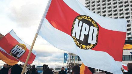 Über die NPD wurden mehr als 1000 Seiten Material gesammelt, das die Verfassungsfeindlichkeit der Partei beweisen soll. Noch vor Weihnachten sollen Abgeordnete in der Geheimschutzstelle des Bundestages Akteneinsicht erhalten.