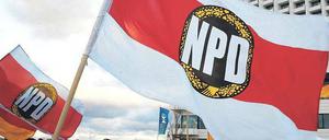Über die NPD wurden mehr als 1000 Seiten Material gesammelt, das die Verfassungsfeindlichkeit der Partei beweisen soll. Noch vor Weihnachten sollen Abgeordnete in der Geheimschutzstelle des Bundestages Akteneinsicht erhalten.