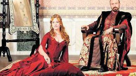 Frau bei Fuß. Lieblingsdame Roxelana (Meriem Sarah Userli) ist Sultan Süleyman dem Prächtige(Halit Ergenç) in der TV-Serie „Prächtiges Jahrhundert“ zu Diensten. Ministerpräsident Erdogan findet, dass das Drama den osmanischen Herrscher entehrt. Foto: AFP