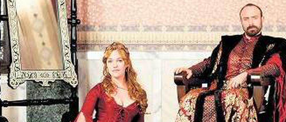 Frau bei Fuß. Lieblingsdame Roxelana (Meriem Sarah Userli) ist Sultan Süleyman dem Prächtige(Halit Ergenç) in der TV-Serie „Prächtiges Jahrhundert“ zu Diensten. Ministerpräsident Erdogan findet, dass das Drama den osmanischen Herrscher entehrt. Foto: AFP