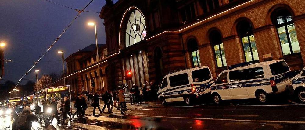 Am Bonner Hauptbahnhof ging am Montag zeitweise nichts mehr: Eine verdächtige Tasche mit etwas darin, das aussieht wie eine Rohrbombe, hatte Alarm ausgelöst.