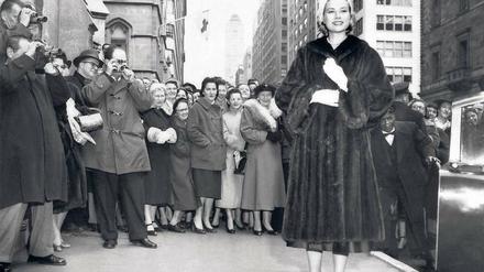 Eine der meistfotografierten Frauen der Welt. Wo Grace Kelly auftauchte, da liefen die Menschen zusammen. Auch 1956 in New York, kurz vor ihrer Heirat mit Fürst Rainier. Foto: AFP