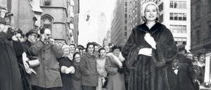 Eine der meistfotografierten Frauen der Welt. Wo Grace Kelly auftauchte, da liefen die Menschen zusammen. Auch 1956 in New York, kurz vor ihrer Heirat mit Fürst Rainier. Foto: AFP