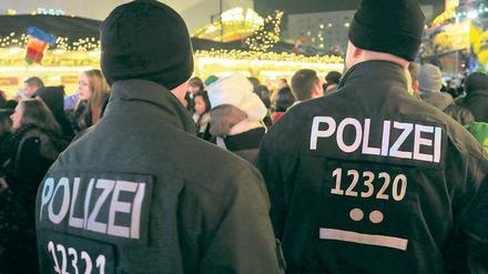 Im Getümmel. Polizisten laufen Streife auf dem Weihnachtsmarkt am Alexanderplatz. (Symbolbild)