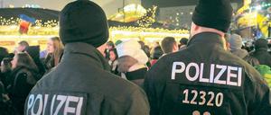 Im Getümmel. Polizisten laufen Streife auf dem Weihnachtsmarkt am Alexanderplatz. (Symbolbild)