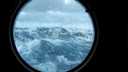 Grandioses Wellenschauspiel. Während draußen der blaue Ozean tobt, geht es auch an Bord der „Sea Cloud II“ turbulent zu – ein Bombenalarm wurde ausgerufen.
