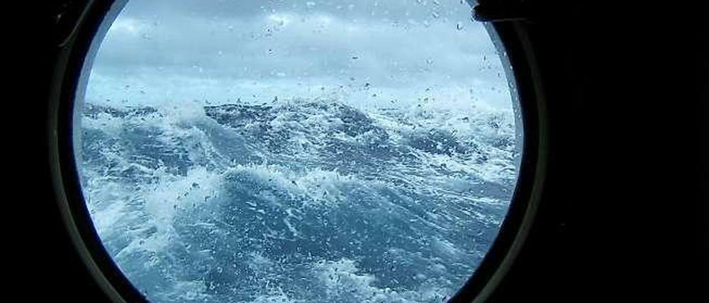 Grandioses Wellenschauspiel. Während draußen der blaue Ozean tobt, geht es auch an Bord der „Sea Cloud II“ turbulent zu – ein Bombenalarm wurde ausgerufen.