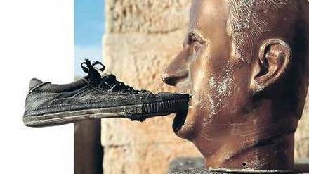 Zeichen der Verachtung. Syrische Regimegegner haben eine Statue des früheren Präsidenten Hafiz al Assad in der Provinz Idlib mit einem Schuh versehen.