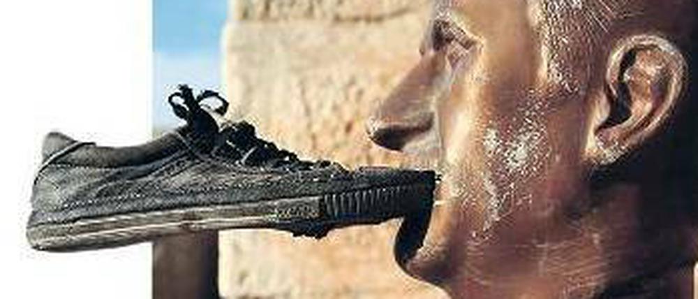 Zeichen der Verachtung. Syrische Regimegegner haben eine Statue des früheren Präsidenten Hafiz al Assad in der Provinz Idlib mit einem Schuh versehen.