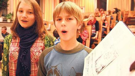 Übung macht die Meister. Hannah und Lennart vom Kinderchor der Komischen Oper proben im Chorsaal mindestens zweimal die Woche für das Weihnachtskonzert. 