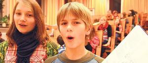 Übung macht die Meister. Hannah und Lennart vom Kinderchor der Komischen Oper proben im Chorsaal mindestens zweimal die Woche für das Weihnachtskonzert. 