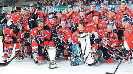Meister im Zusammenreißen. 2010 gewannen die Eisbären in Salzburg die European Trophy. Nach zwei Niederlagen zum Vorrundenauftakt marschierten die ungeschlagenen Berliner durch bis ins Finale, wo sie 5:3 gegen HV Jönköping aus Schweden gewannen. 