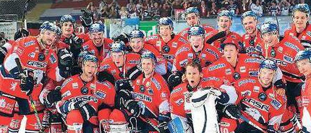 Meister im Zusammenreißen. 2010 gewannen die Eisbären in Salzburg die European Trophy. Nach zwei Niederlagen zum Vorrundenauftakt marschierten die ungeschlagenen Berliner durch bis ins Finale, wo sie 5:3 gegen HV Jönköping aus Schweden gewannen.