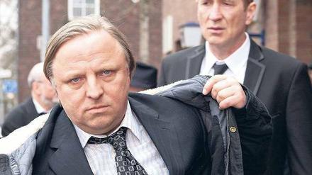 Auf nach Südafrika. Ronny (Peter Lohmeyer) versucht Mathias (Axel Prahl, vorn) zur Teilnahme am „Million Dollar Race“ zu bewegen, beißt aber auf Granit. Foto: WDR