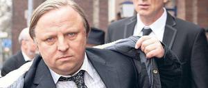Auf nach Südafrika. Ronny (Peter Lohmeyer) versucht Mathias (Axel Prahl, vorn) zur Teilnahme am „Million Dollar Race“ zu bewegen, beißt aber auf Granit. Foto: WDR