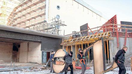 Kino ohne Namen. Der Zoo-Palast muss vorübergehend ohne den Schriftzug an der Fassade auskommen. 