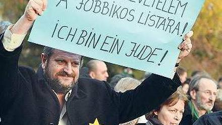 Solidaritätsbekundung. Vor dem Parlament in Budapest demonstriert ein Mann gegen die antisemitischen Äußerungen des Abgeordneten Marton Gyöngyösi.
