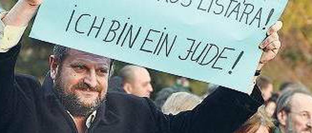 Solidaritätsbekundung. Vor dem Parlament in Budapest demonstriert ein Mann gegen die antisemitischen Äußerungen des Abgeordneten Marton Gyöngyösi.