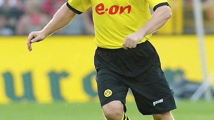 Stefan Reuter, 46, hat drei Jahre beim FC Bayern und zwölf Jahre bei Borussia Dortmund gespielt. Am Samstag (18.30 Uhr) hat der Welt- und Europameister ein Problem: Beim Spitzenspiel fiebert er mit beiden Teams. Reuter vertreibt heute Kunstrasenplätze.