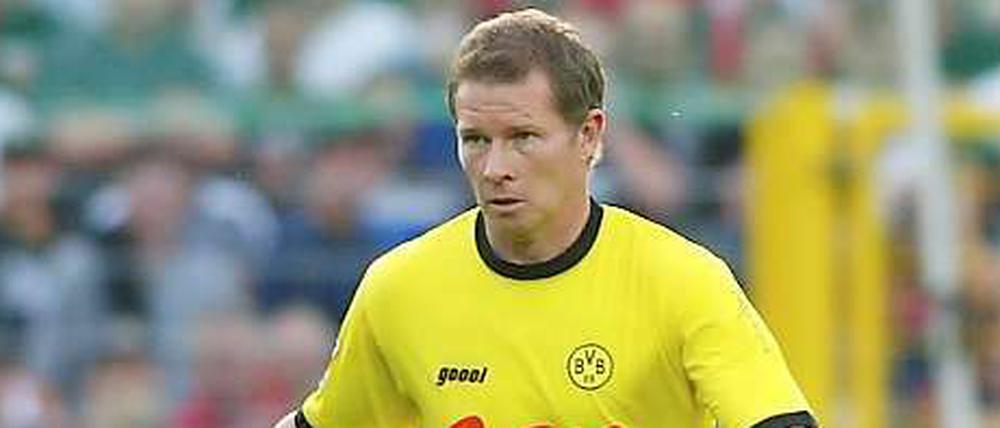 Stefan Reuter, 46, hat drei Jahre beim FC Bayern und zwölf Jahre bei Borussia Dortmund gespielt. Am Samstag (18.30 Uhr) hat der Welt- und Europameister ein Problem: Beim Spitzenspiel fiebert er mit beiden Teams. Reuter vertreibt heute Kunstrasenplätze.