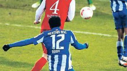 Ein Mann für die Momente. Ronny drischt den Ball fünf Minuten vor Schluss aus der Drehung ins Cottbuser Tor. Es war bereits der achte Saisontreffer des Brasilianers. Foto: Streubel