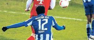 Ein Mann für die Momente. Ronny drischt den Ball fünf Minuten vor Schluss aus der Drehung ins Cottbuser Tor. Es war bereits der achte Saisontreffer des Brasilianers. Foto: Streubel