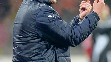 Hält doppelt wirklich besser? Markus Babbel hebt gleich beide Zeigefinger – als Warnung an seine Mannschaft. 