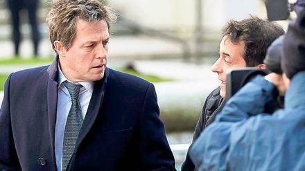 Presse im Visier. Auch Schauspieler Hugh Grant zeigte sich gestern interessiert am Leveson-Report. Foto: dpa