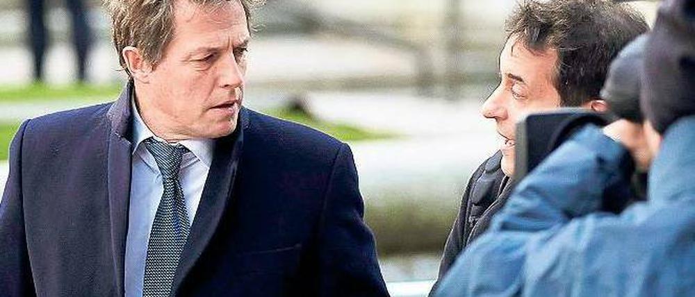 Presse im Visier. Auch Schauspieler Hugh Grant zeigte sich gestern interessiert am Leveson-Report. Foto: dpa