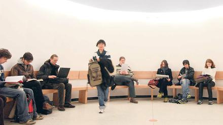 Kostenpflichtig. Studierende in Berlin, hier im Campus Center der Technischen Universität, zahlen inzwischen eine „Verwaltungsgebühr“, die den Kosten für die Rückmeldung, die Studienberatung und für andere Leistungen der Hochschule entsprechen soll.