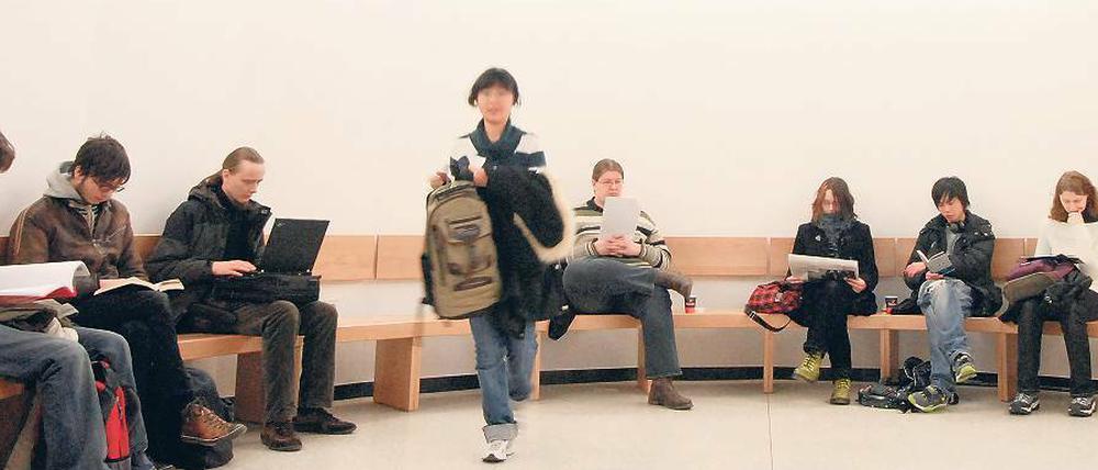 Kostenpflichtig. Studierende in Berlin, hier im Campus Center der Technischen Universität, zahlen inzwischen eine „Verwaltungsgebühr“, die den Kosten für die Rückmeldung, die Studienberatung und für andere Leistungen der Hochschule entsprechen soll.